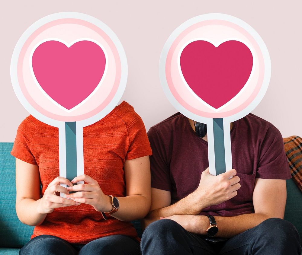 Online dating: advantages, limits, and mistakes